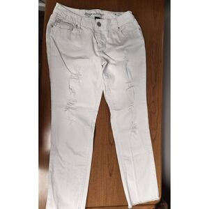 Ariya 13/14 White denim jeans. Measures approx 30 waist 28 inseam and 9 rise